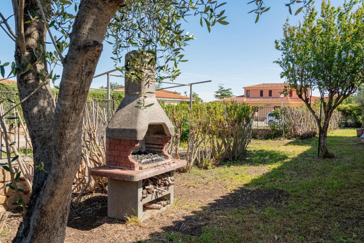 Appartamento Trilocale Le Canne 4 Posti Letto Con Giardino E Posto Auto Privato Сан-Теодоро Екстер'єр фото